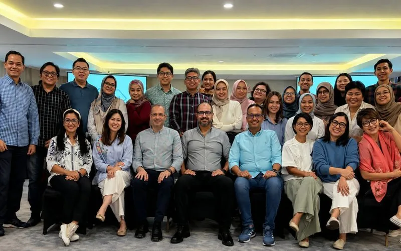 Roche Indonesia team group photo following a Strategic Account Excellence program